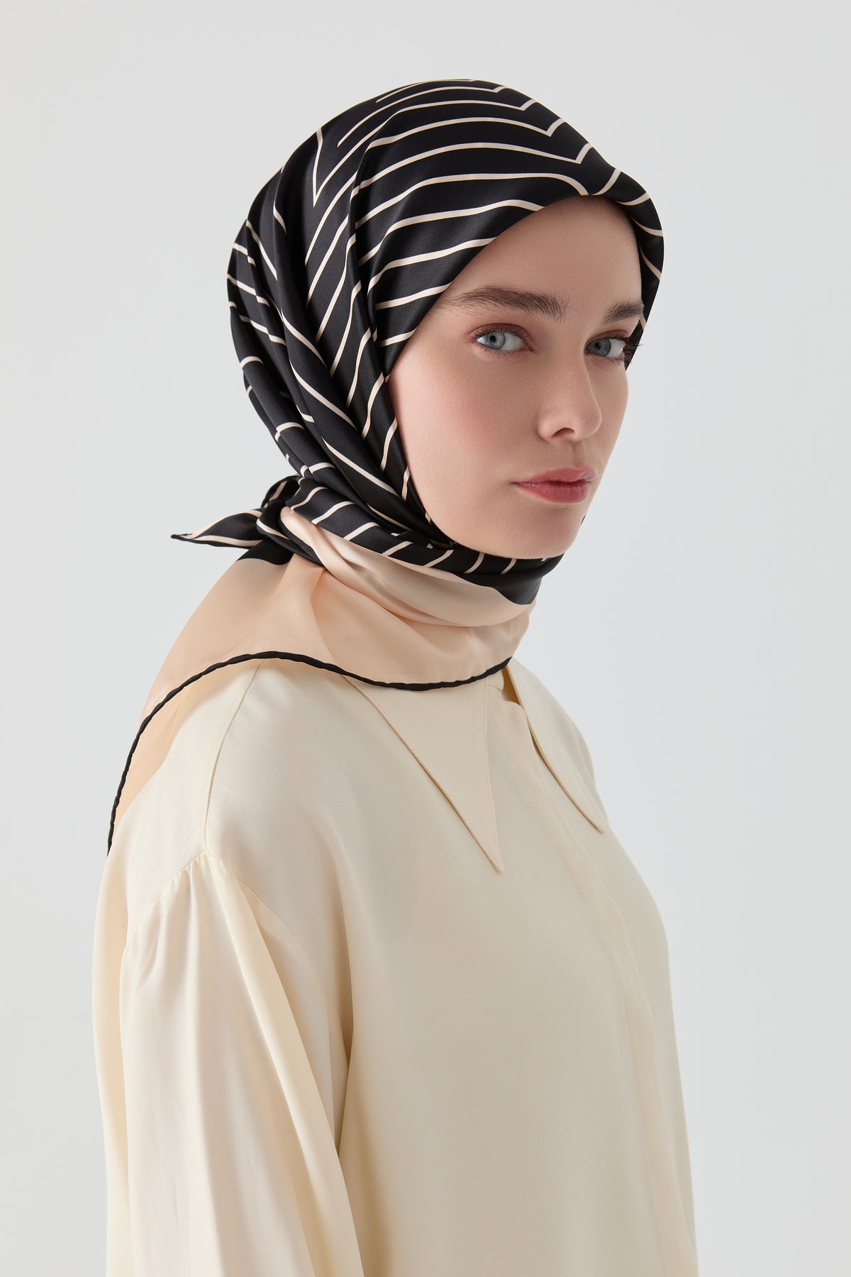 Ahenk Sura İpek Eşarp - Siyah TUGBA