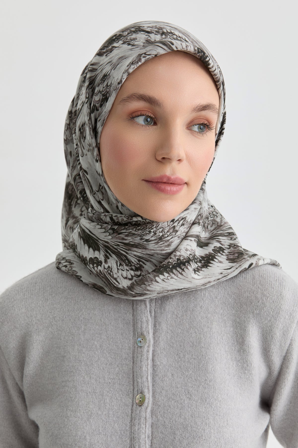 Bufanda natural con estampado jaspeado - Negra