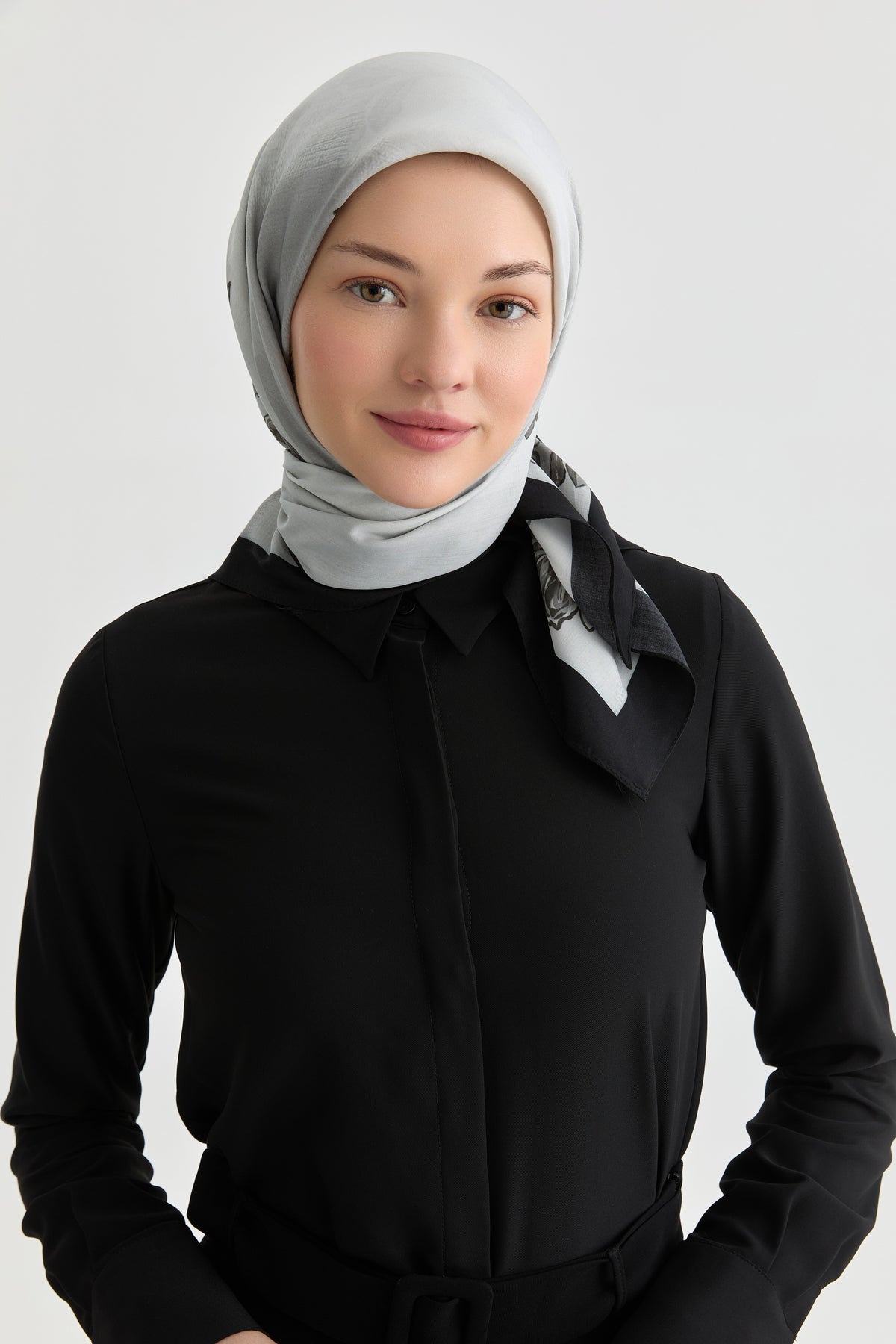 Funda Çiçek Desenli Natural Eşarp - Gri TUGBA