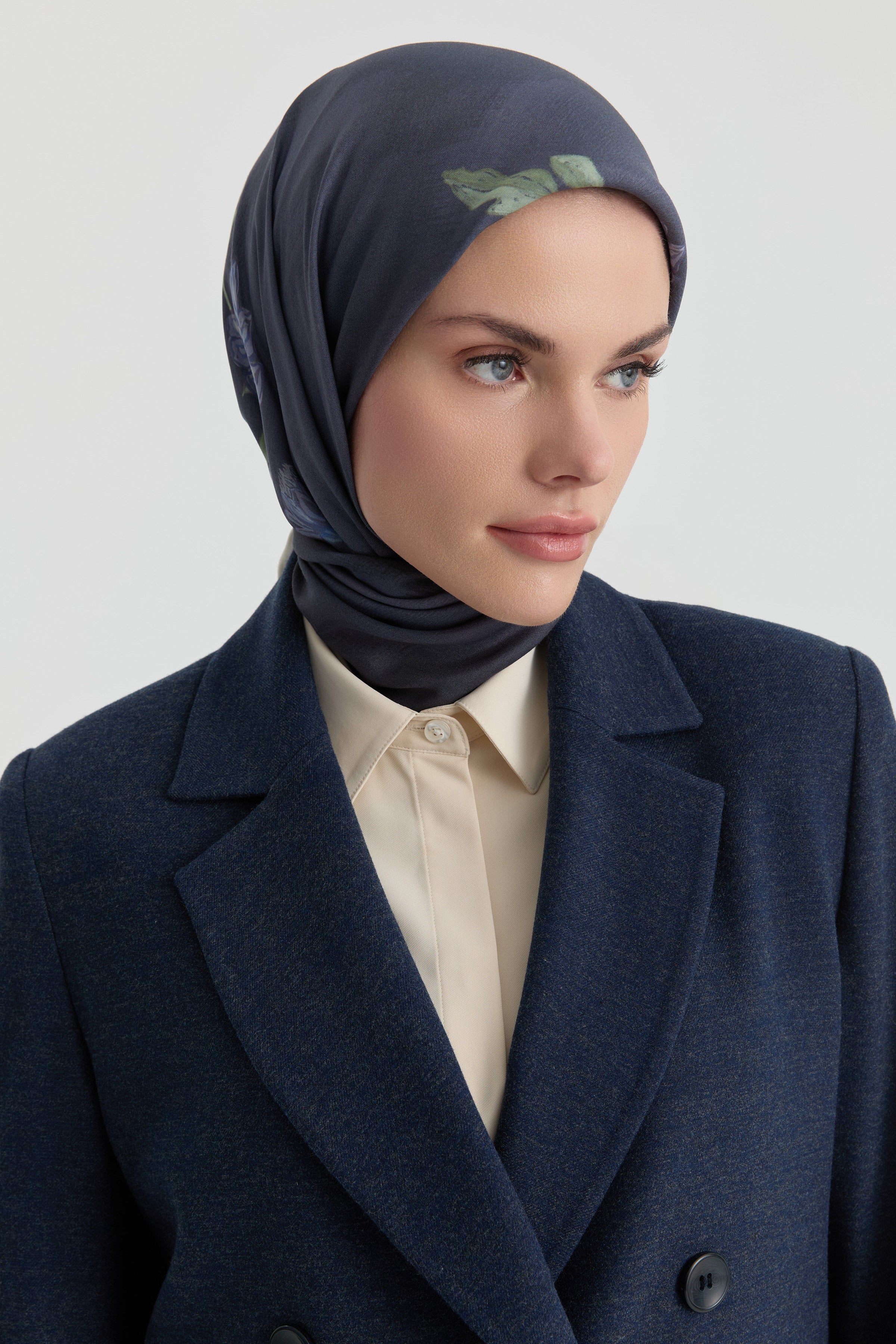 Funda Çiçek Desenli Natural Eşarp - Lacivert TUGBA