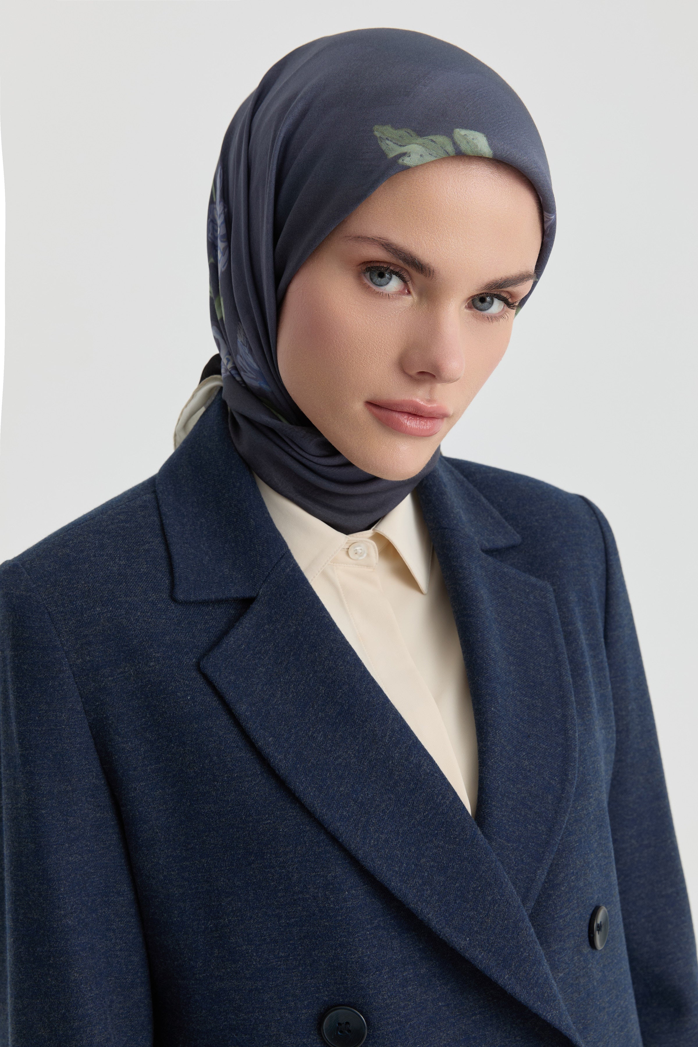 Funda Çiçek Desenli Natural Eşarp - Lacivert TUGBA