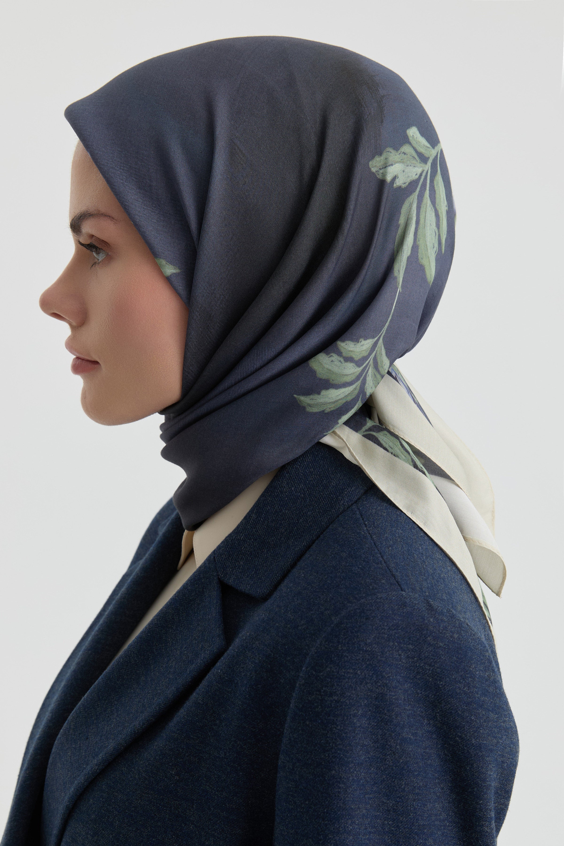 Funda Çiçek Desenli Natural Eşarp - Lacivert TUGBA