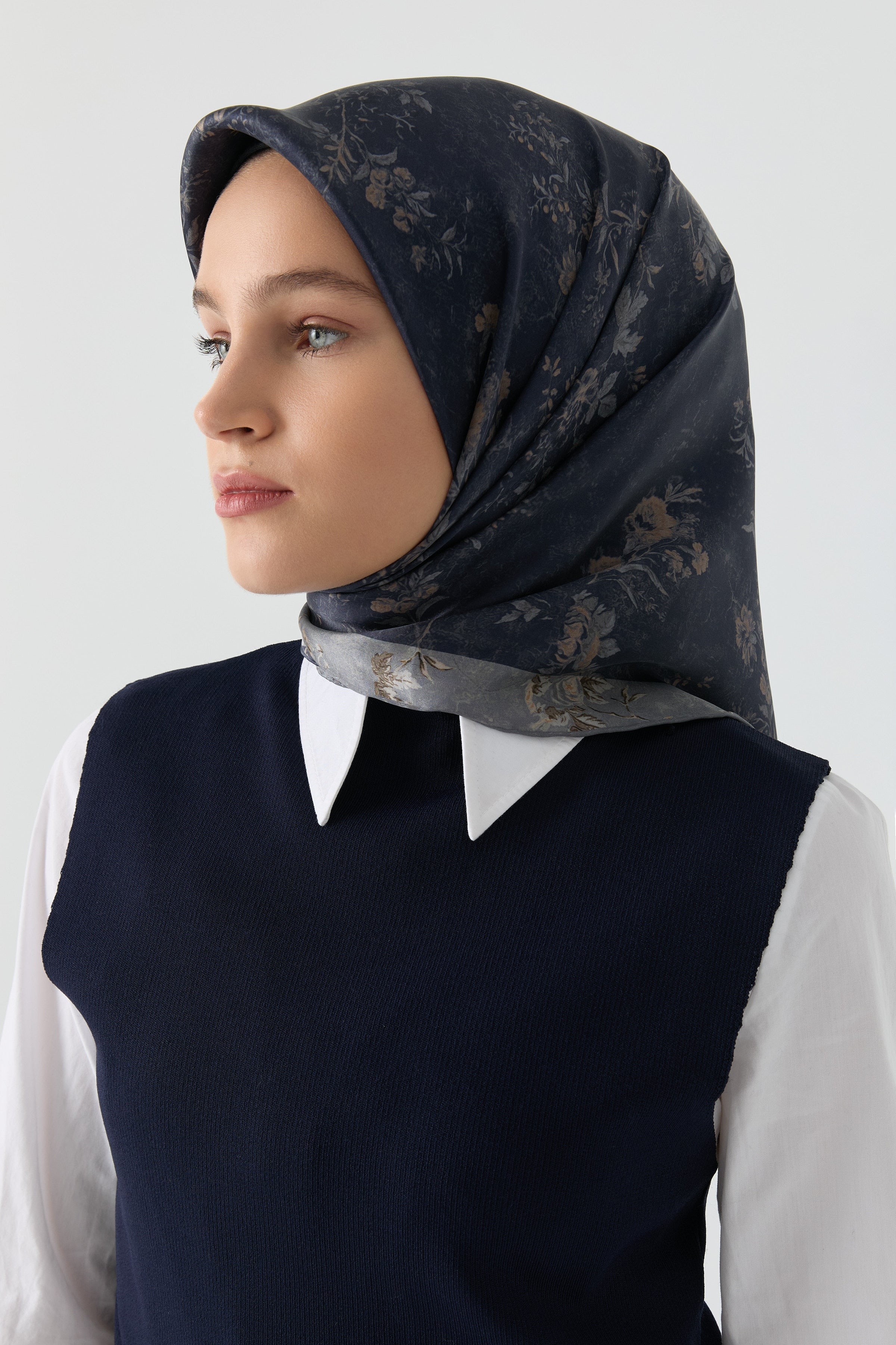 Güzide Sura İpek Eşarp - İndigo TUGBA