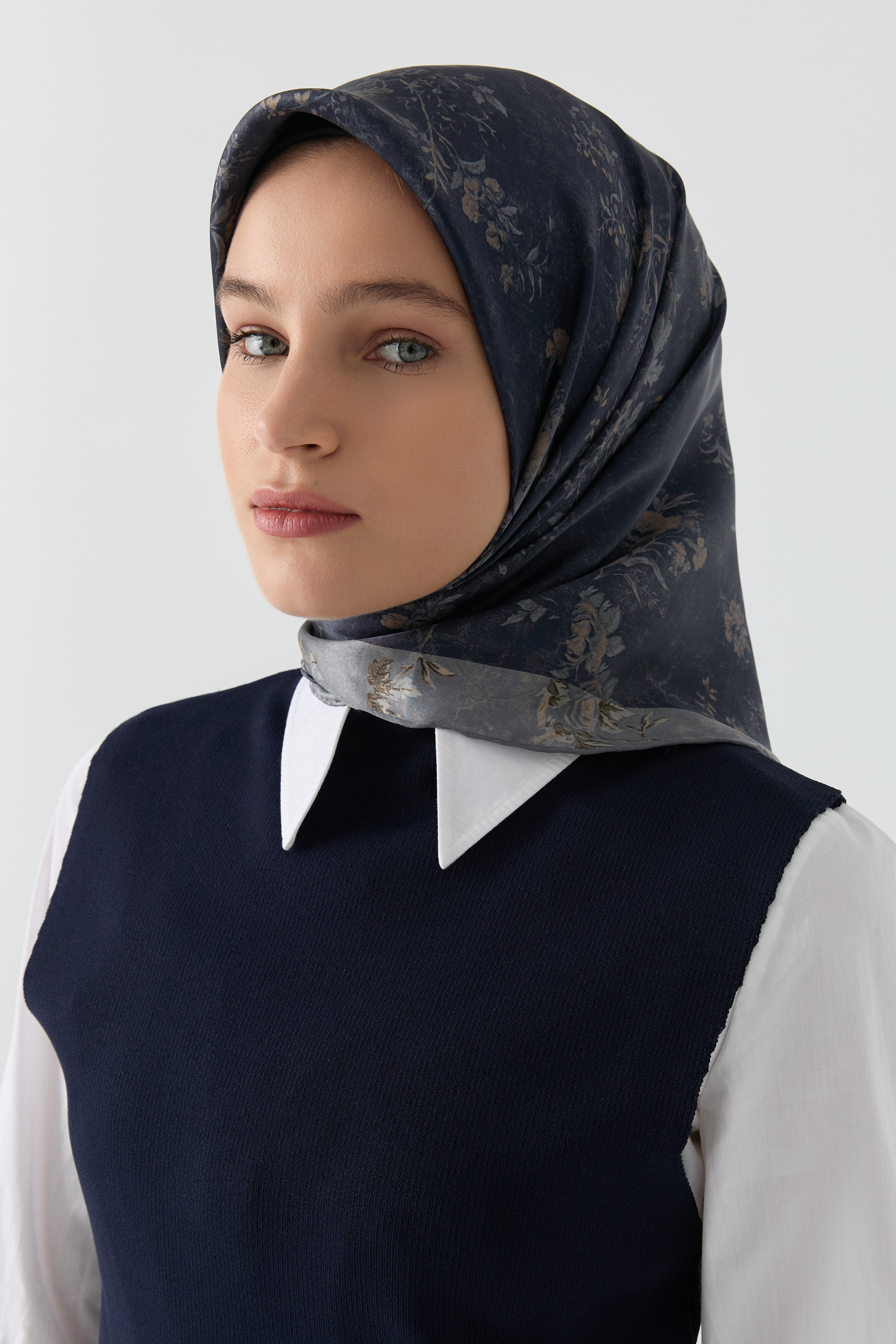 Güzide Sura İpek Eşarp - İndigo TUGBA