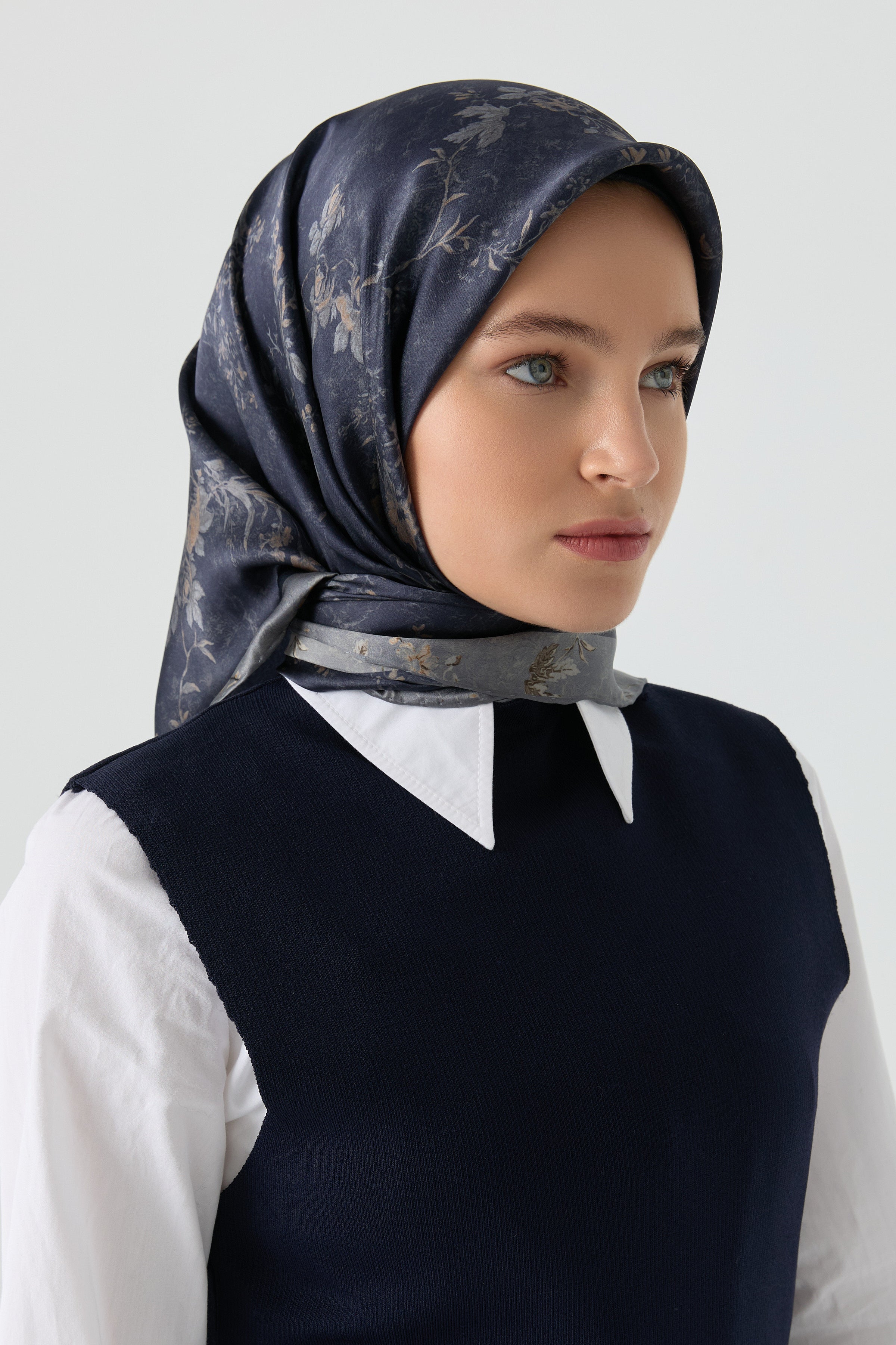 Güzide Sura İpek Eşarp - İndigo TUGBA