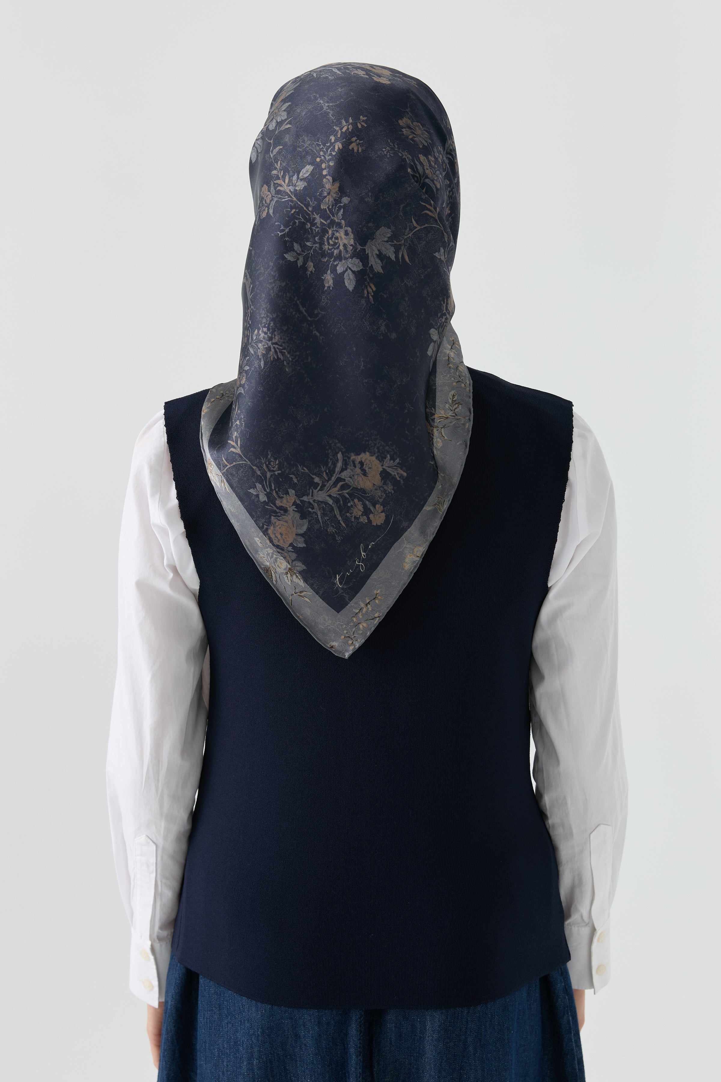 Güzide Sura İpek Eşarp - İndigo TUGBA