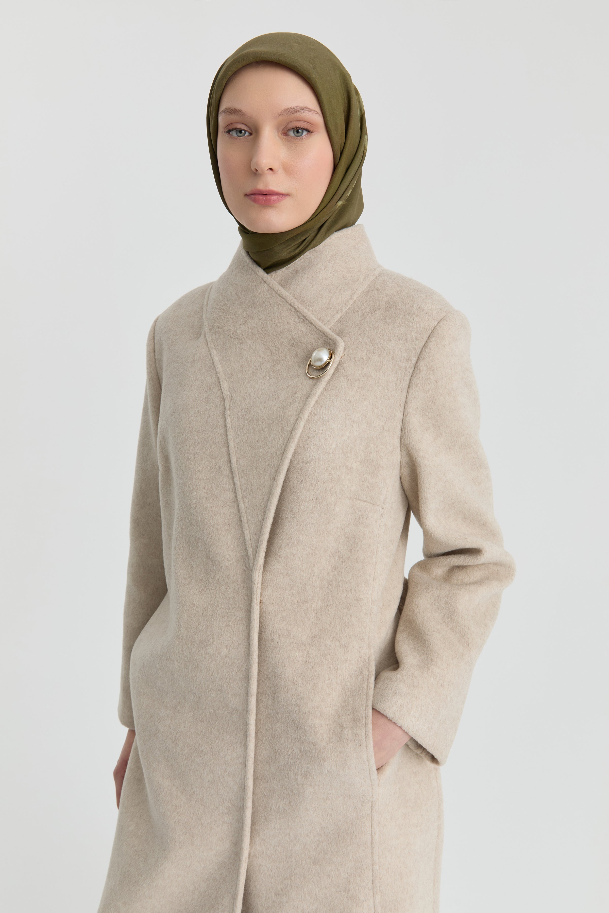 Broş Detaylı Kuşaklı Manto - Bej TUGBA
