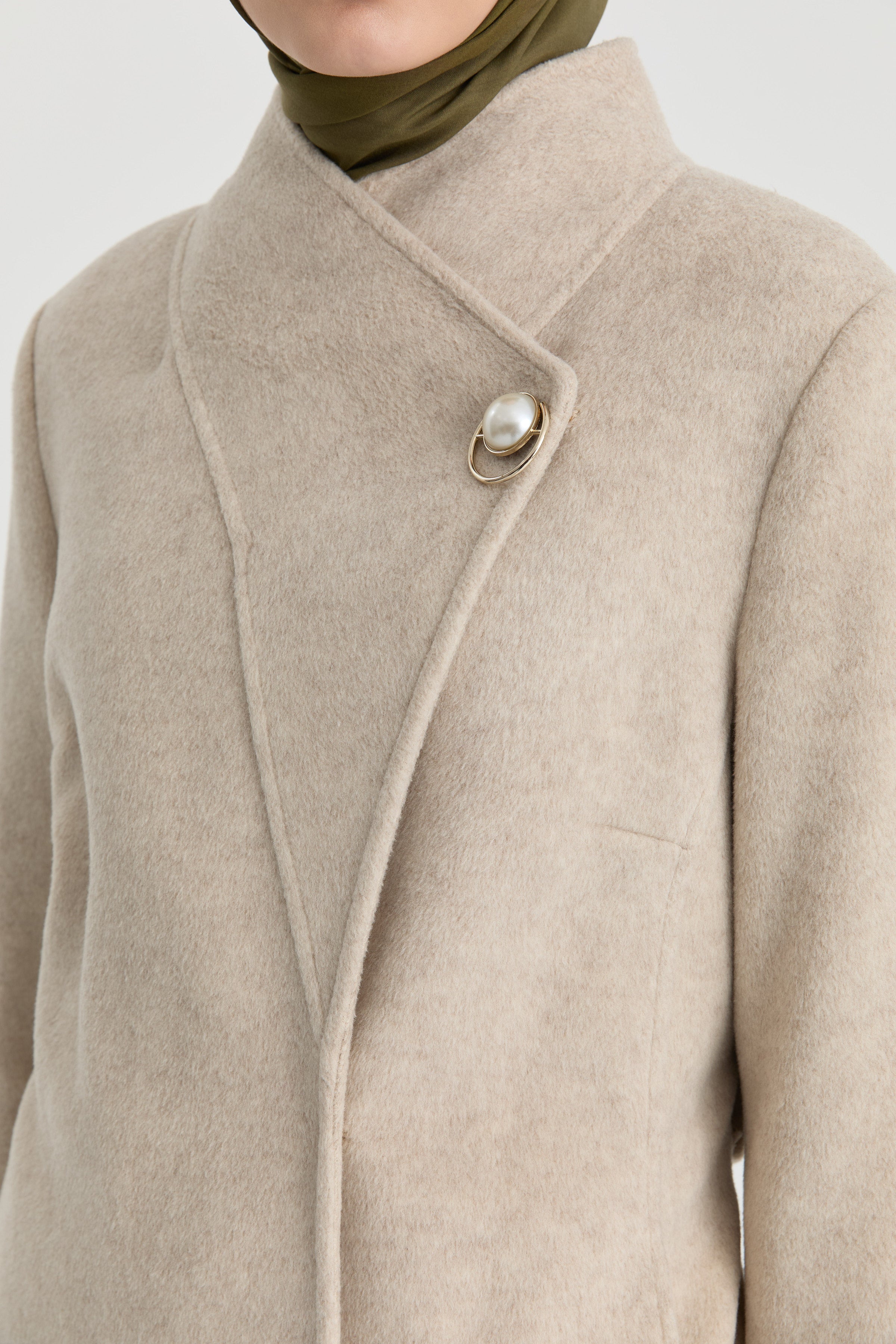 Broş Detaylı Kuşaklı Manto - Bej TUGBA