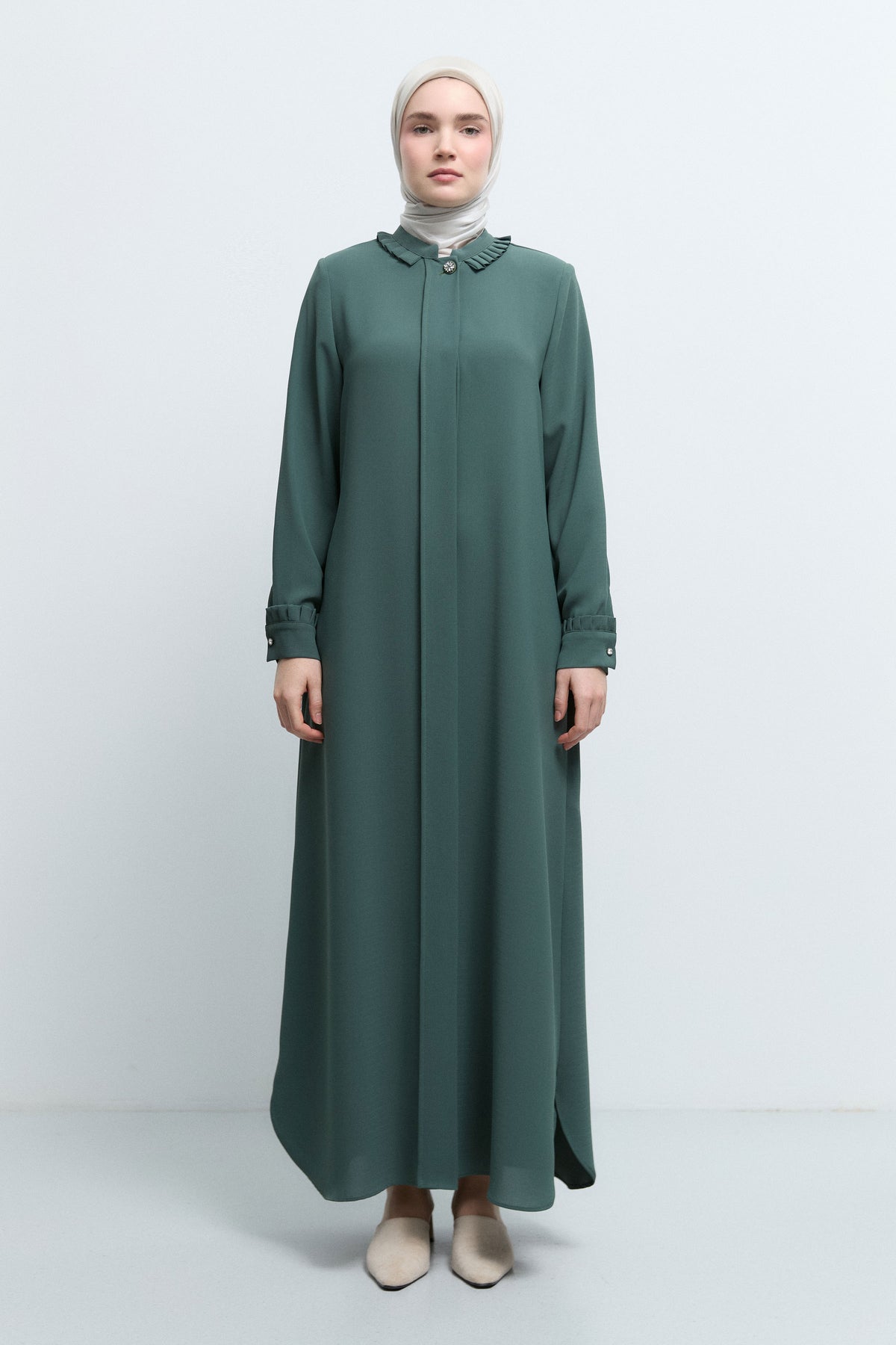 Abaya de doble capa con pliegues y detalles, con puños y cuello - Caqui
