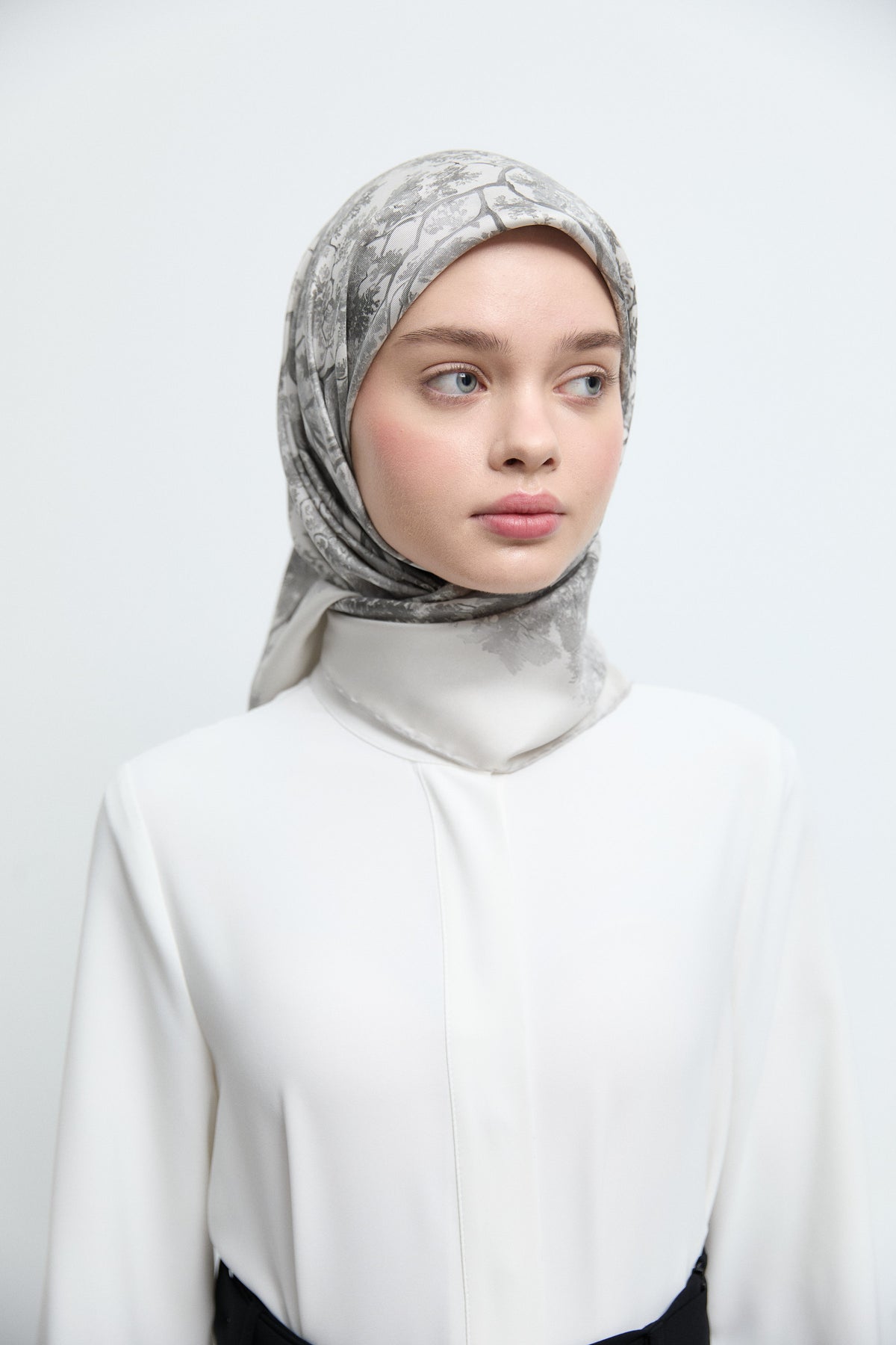 Belva Twill İpek Eşarp - Gri TUĞBA