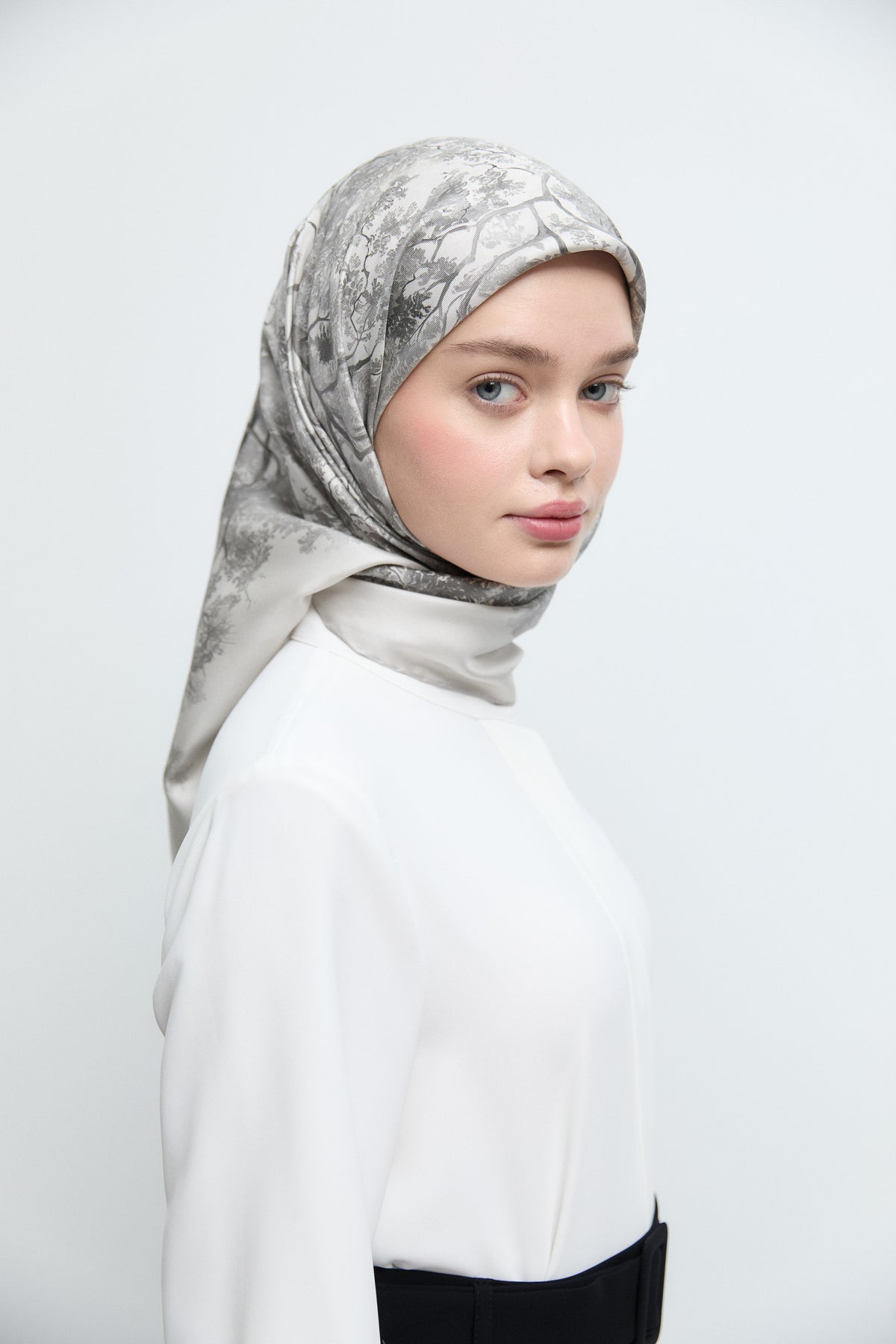 Belva Twill İpek Eşarp - Gri TUĞBA