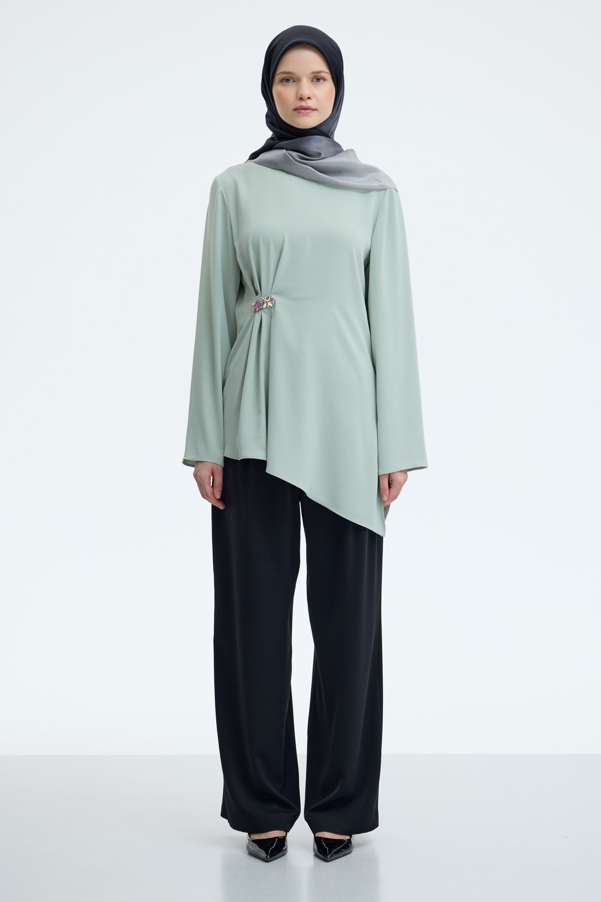 Beli Büzgü Detaylı Broşlu Tunik - Mint