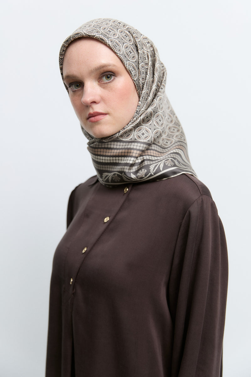 Mozaik Desenli %100 Twill İpek Eşarp - Kahve TUĞBA