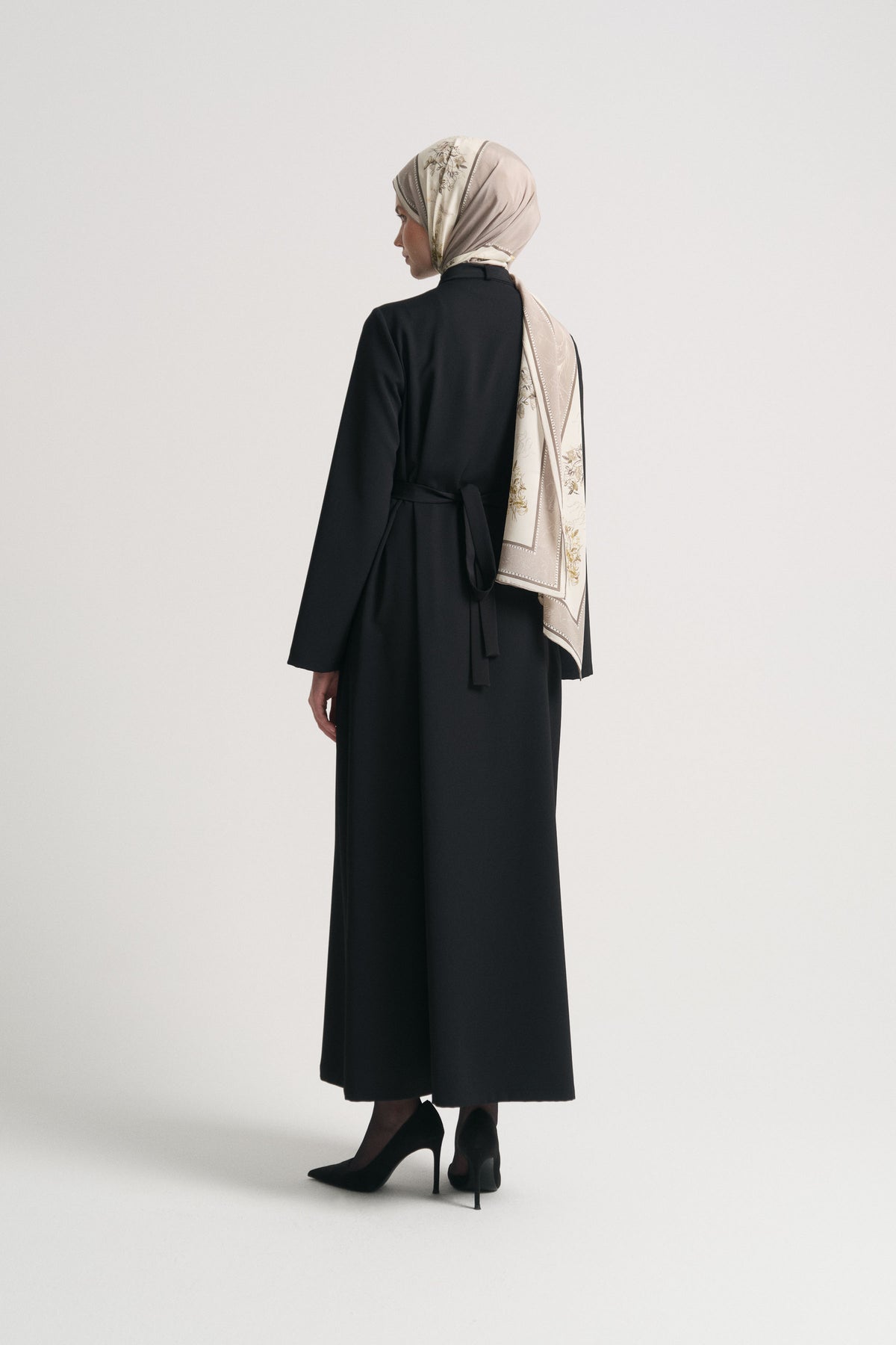 Abaya with Shawl Detail at the Neck - Black