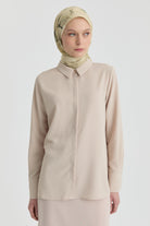 Gizli Patlı Basic Gömlek - Bej TUGBA