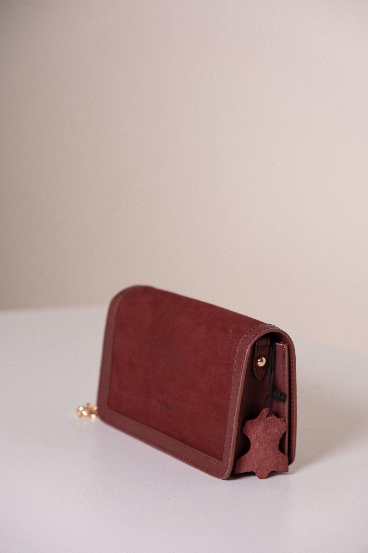Bolso de ante con solapa de piel - Burdeos