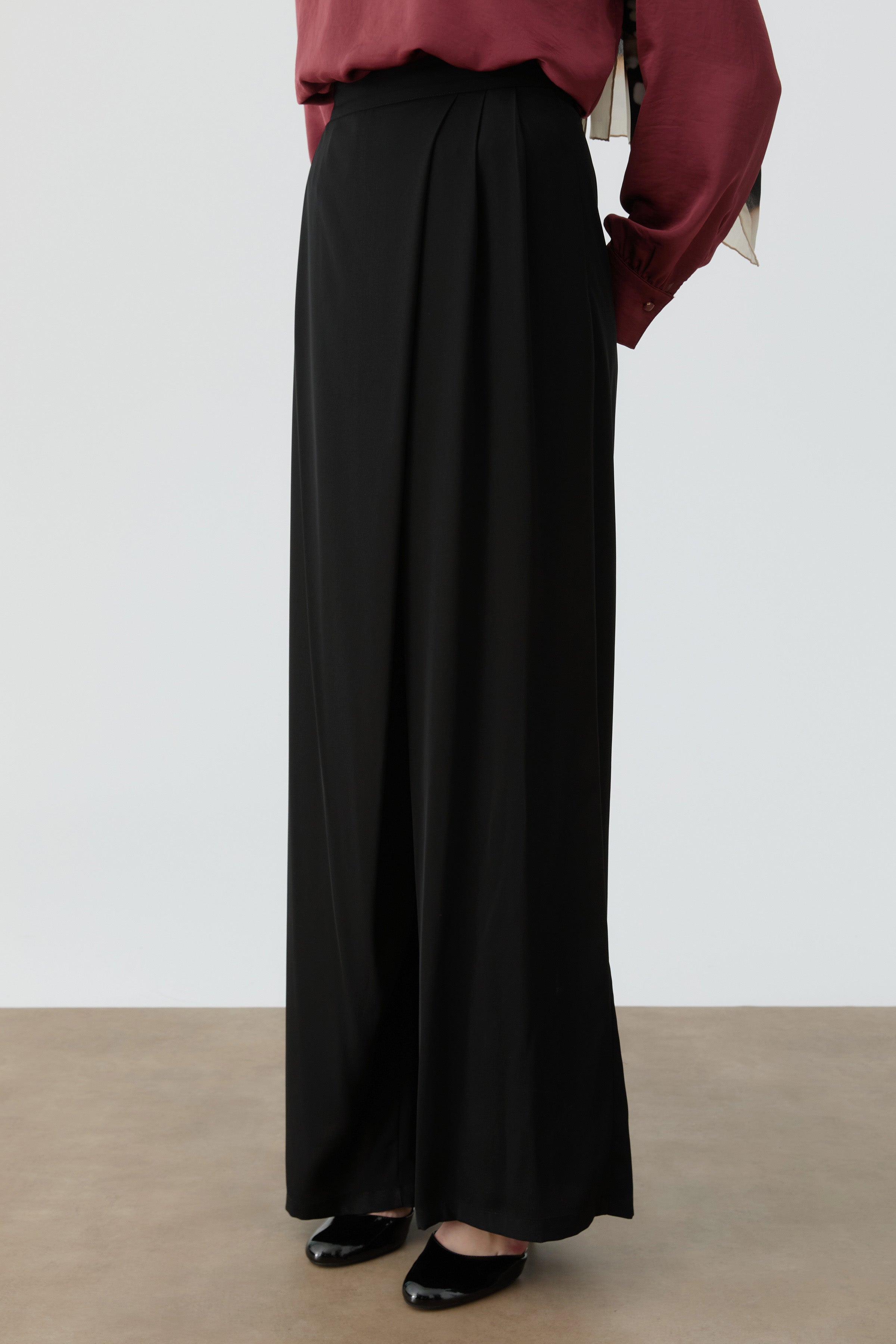 Wrap Pleated Trousers - Black – TUĞBA Wrap Pleated Trousers - Black – TUĞBA