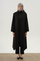 Asimetrik Kesim Düşük Kol Yağmurluk - Siyah TUGBA