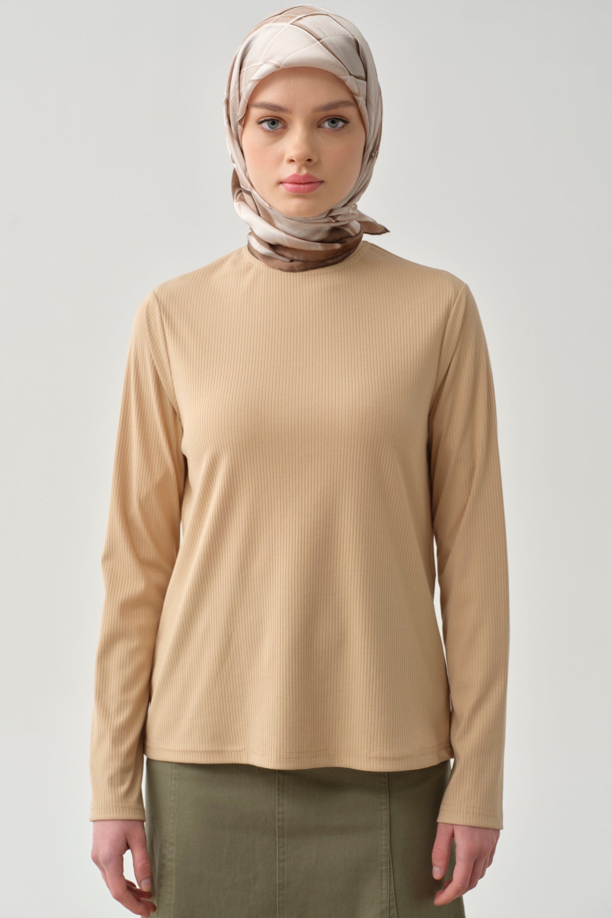 Blusa de punto con cuello alto - Beige