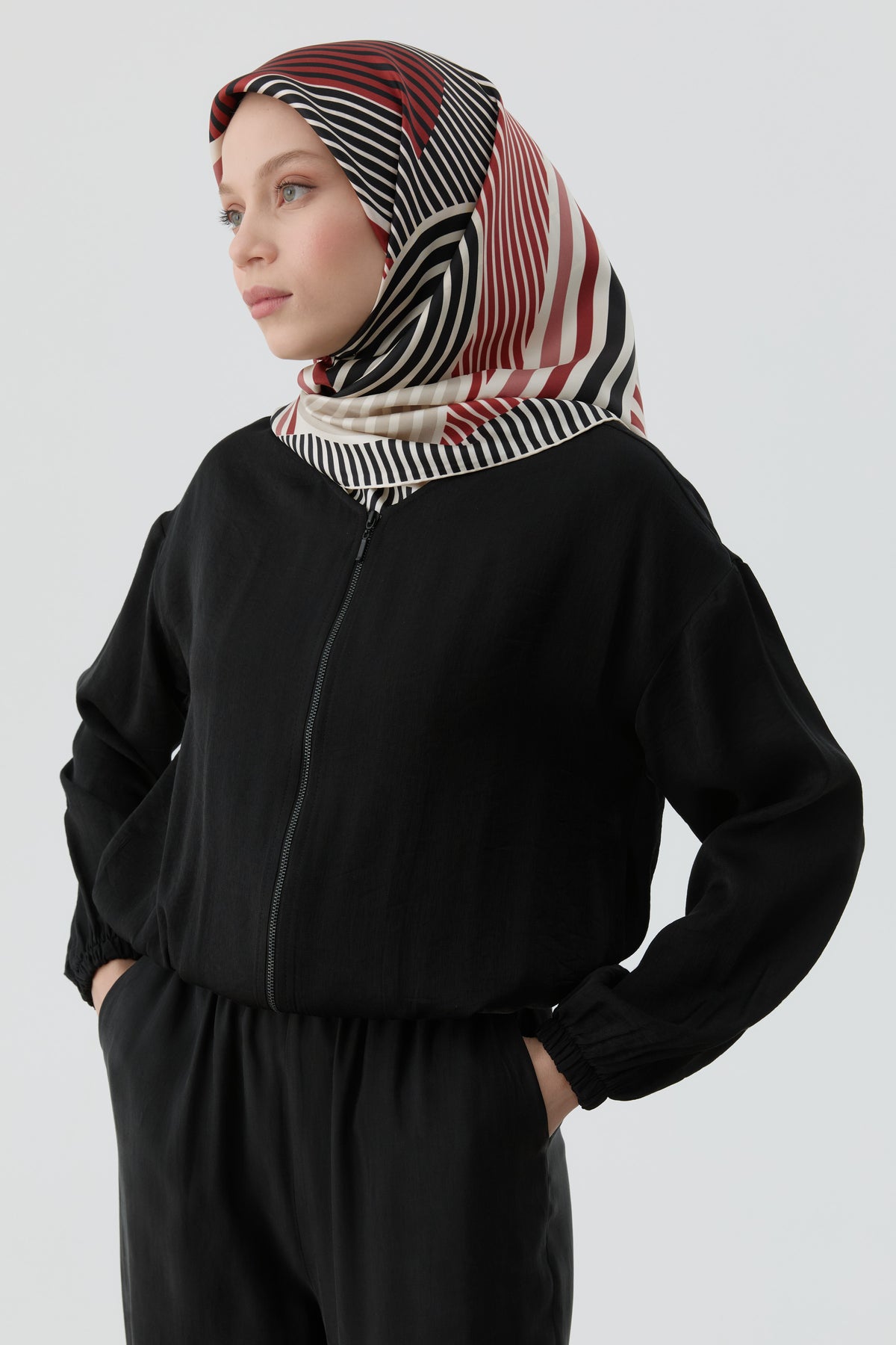 Chaqueta corta con cintura elástica - Negra
