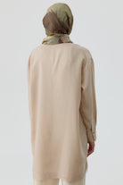 Brit Düğmeli Yırtmaçlı Tunik - Bej TUGBA