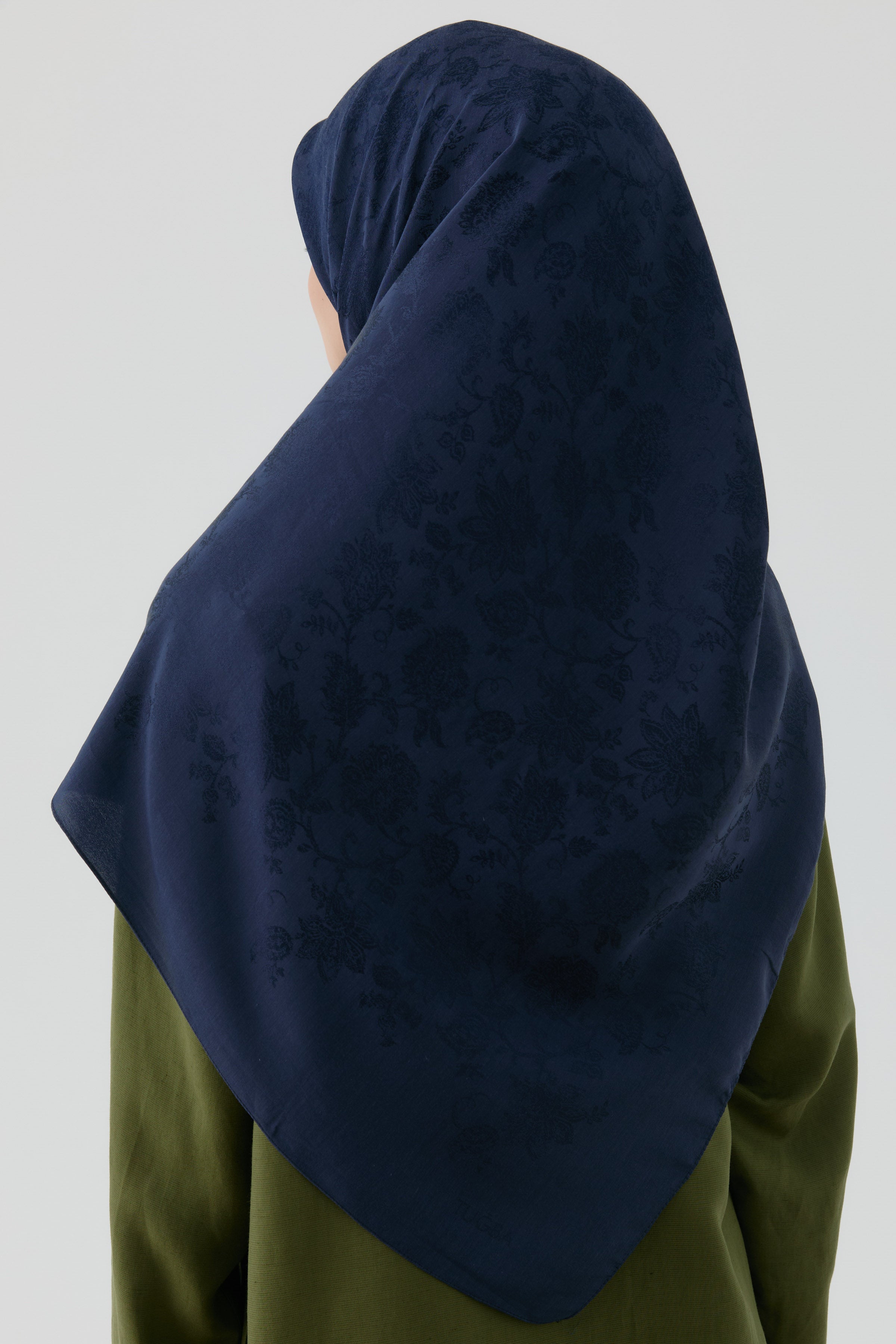 Nevgül Jakar Naturel Eşarp - Lacivert TUGBA