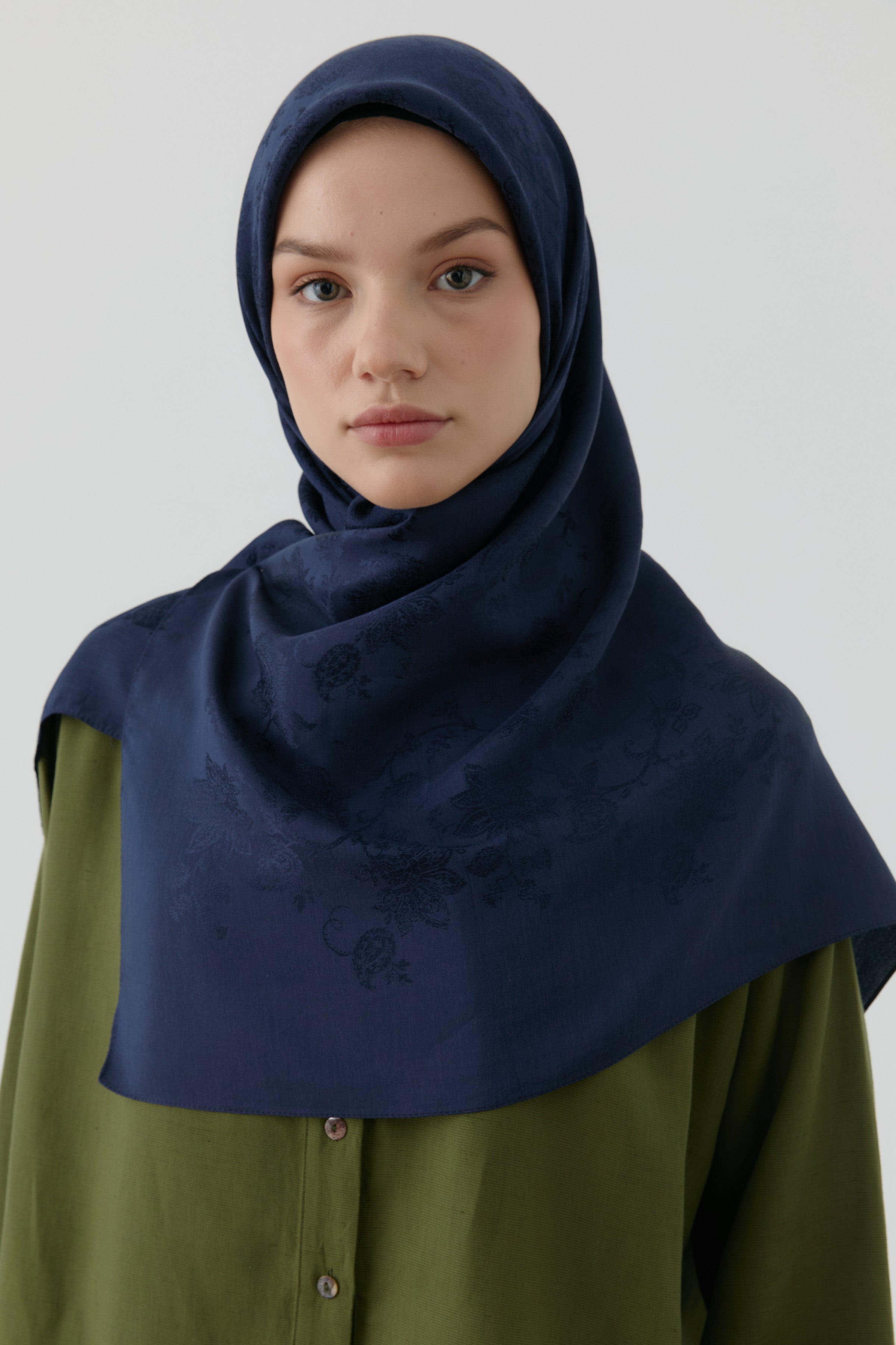 Nevgül Jakar Naturel Eşarp - Lacivert TUGBA