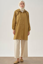 Büzgülü Fermuar Kapamalı Yağmurluk - Camel TUGBA