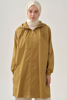 Büzgülü Fermuar Kapamalı Yağmurluk - Camel TUGBA