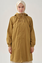 Büzgülü Fermuar Kapamalı Yağmurluk - Camel TUGBA