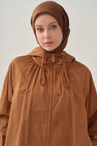 Büzgülü Fermuar Kapamalı Yağmurluk - Kahve TUGBA