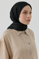 Dalgalı Nida Naturel Eşarp - Siyah TUGBA