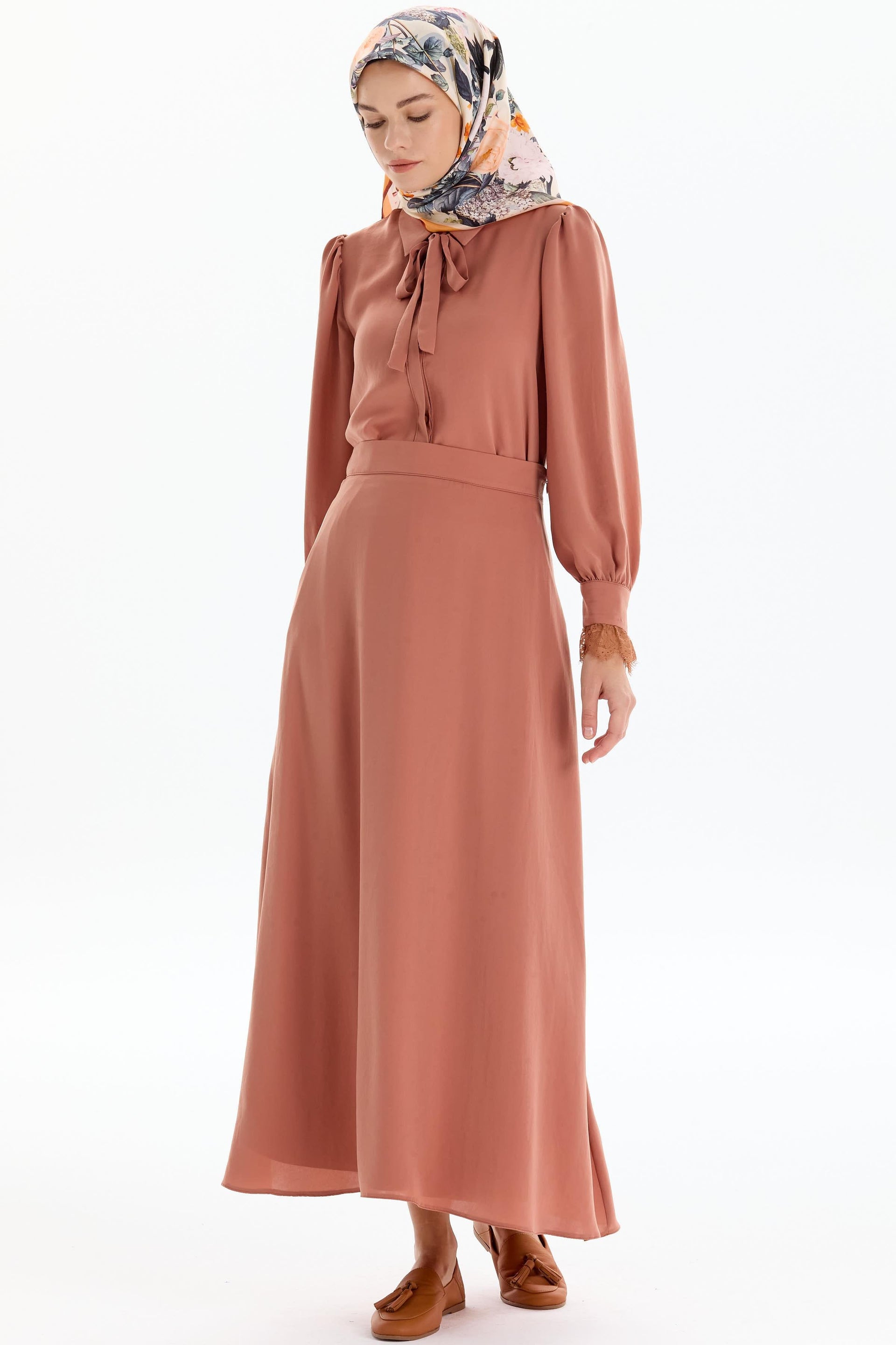 Tukli eshaklar egilib yubka ostida tola