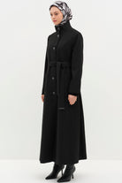 Dik Yakalı Beli Kuşaklı Manto - Siyah TUGBA