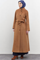 Dik Yakalı Beli Kuşaklı Manto - Tarçın TUGBA