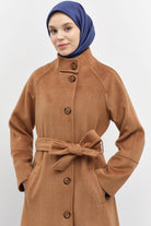 Dik Yakalı Beli Kuşaklı Manto - Tarçın TUGBA