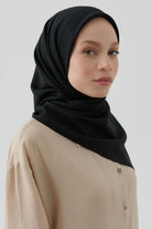 Floral Desen Kenar Detaylı Stil Eşarp - Siyah TUGBA