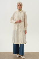 Kapüşonlu Lastik Detaylı Kap - Ekru TUGBA