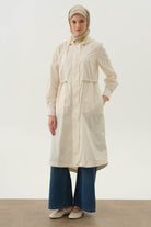 Kapüşonlu Lastik Detaylı Kap - Ekru TUGBA