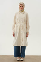 Kapüşonlu Lastik Detaylı Kap - Ekru TUGBA