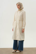 Kapüşonlu Lastik Detaylı Kap - Ekru TUGBA