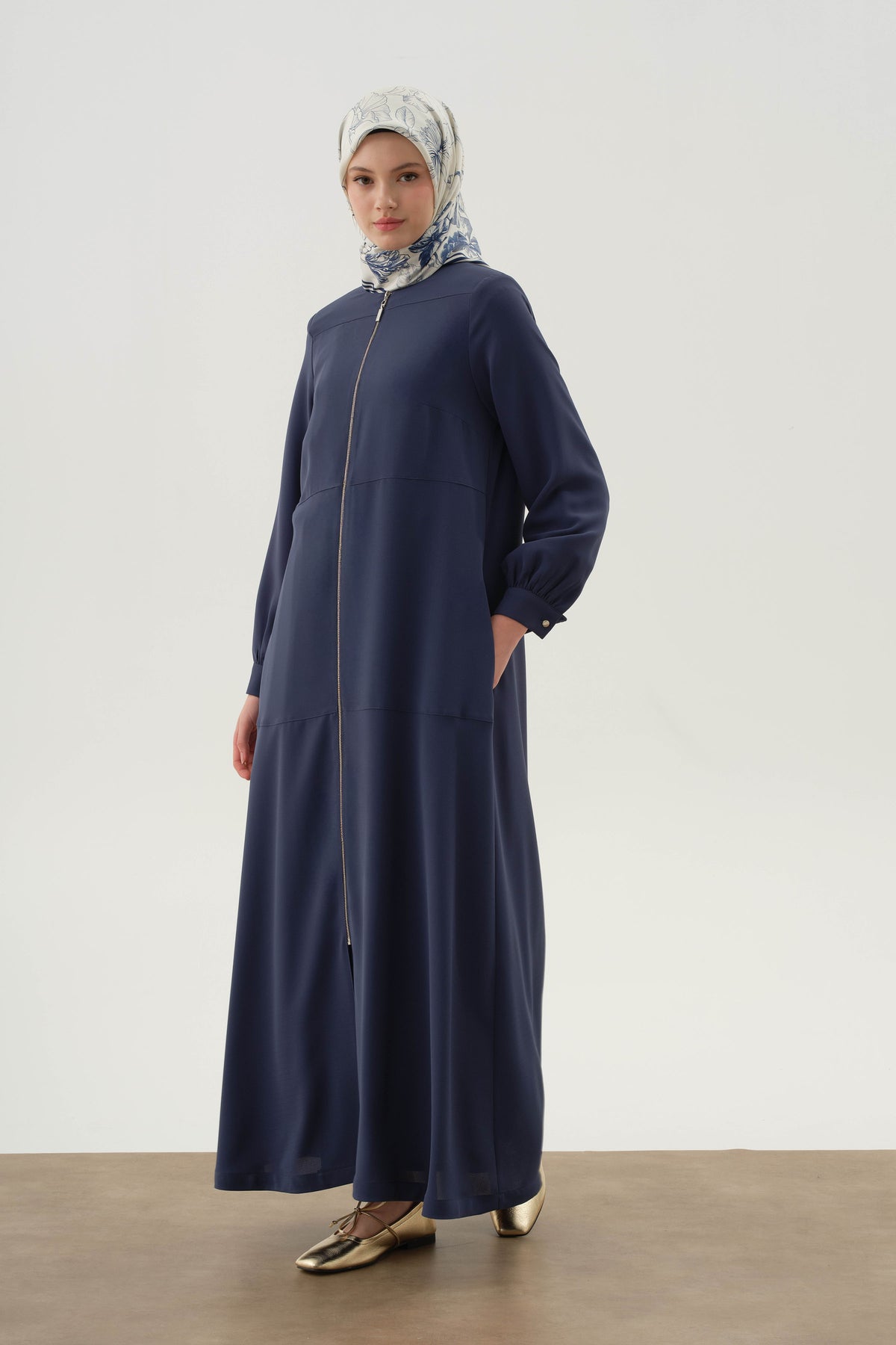 Abaya con cremallera y detalles recortados - Índigo