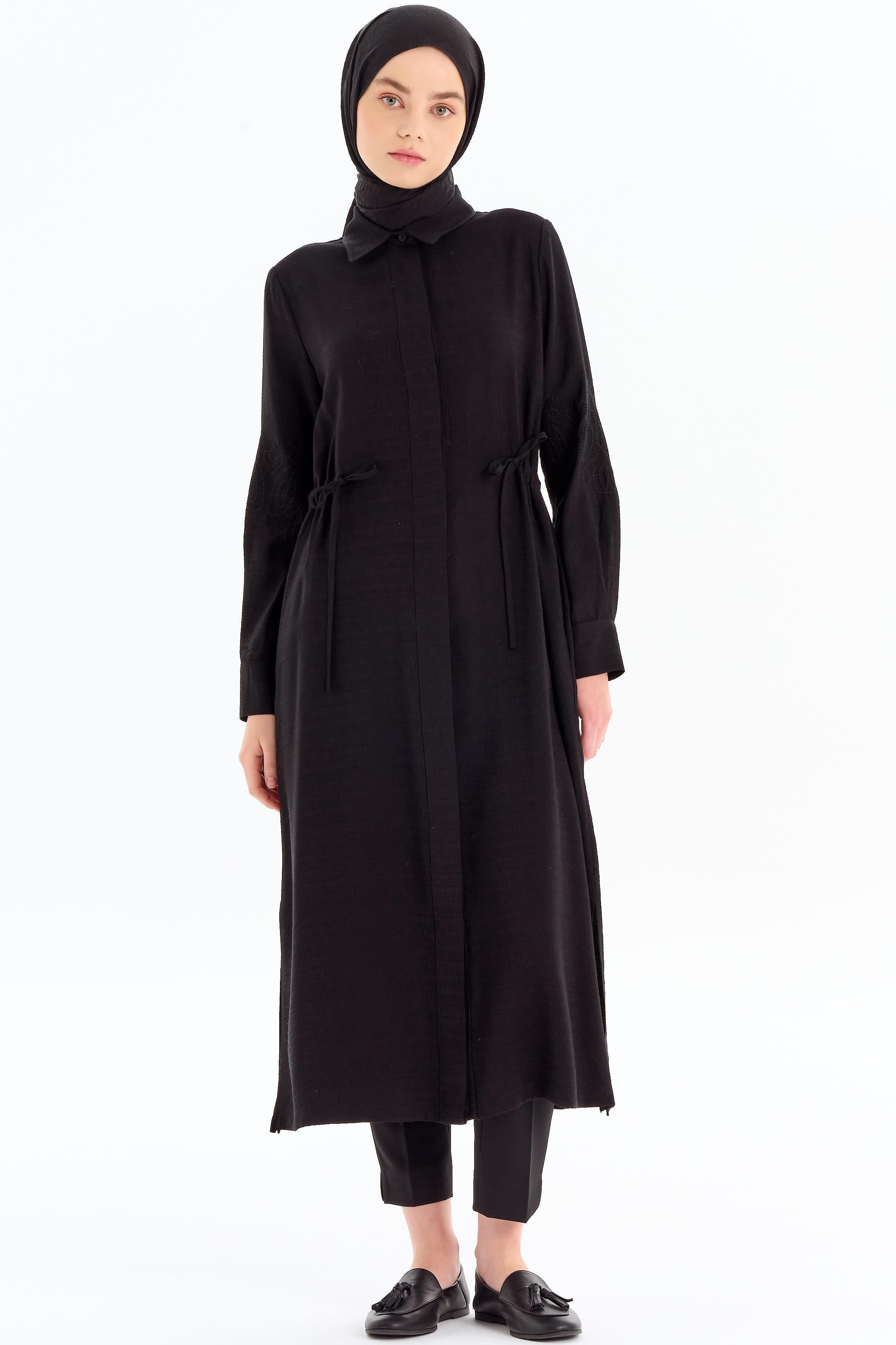 Kollar Nakış Detaylı Yırtmaçlı Giy-Çık - Siyah TUGBA