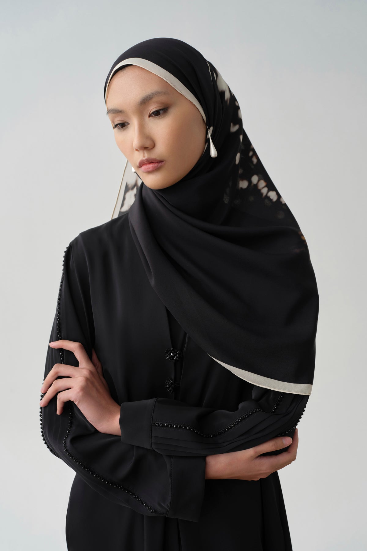 Kolları Boncuklu Nervür Detaylı Abaya Takım - Siyah TUGBA