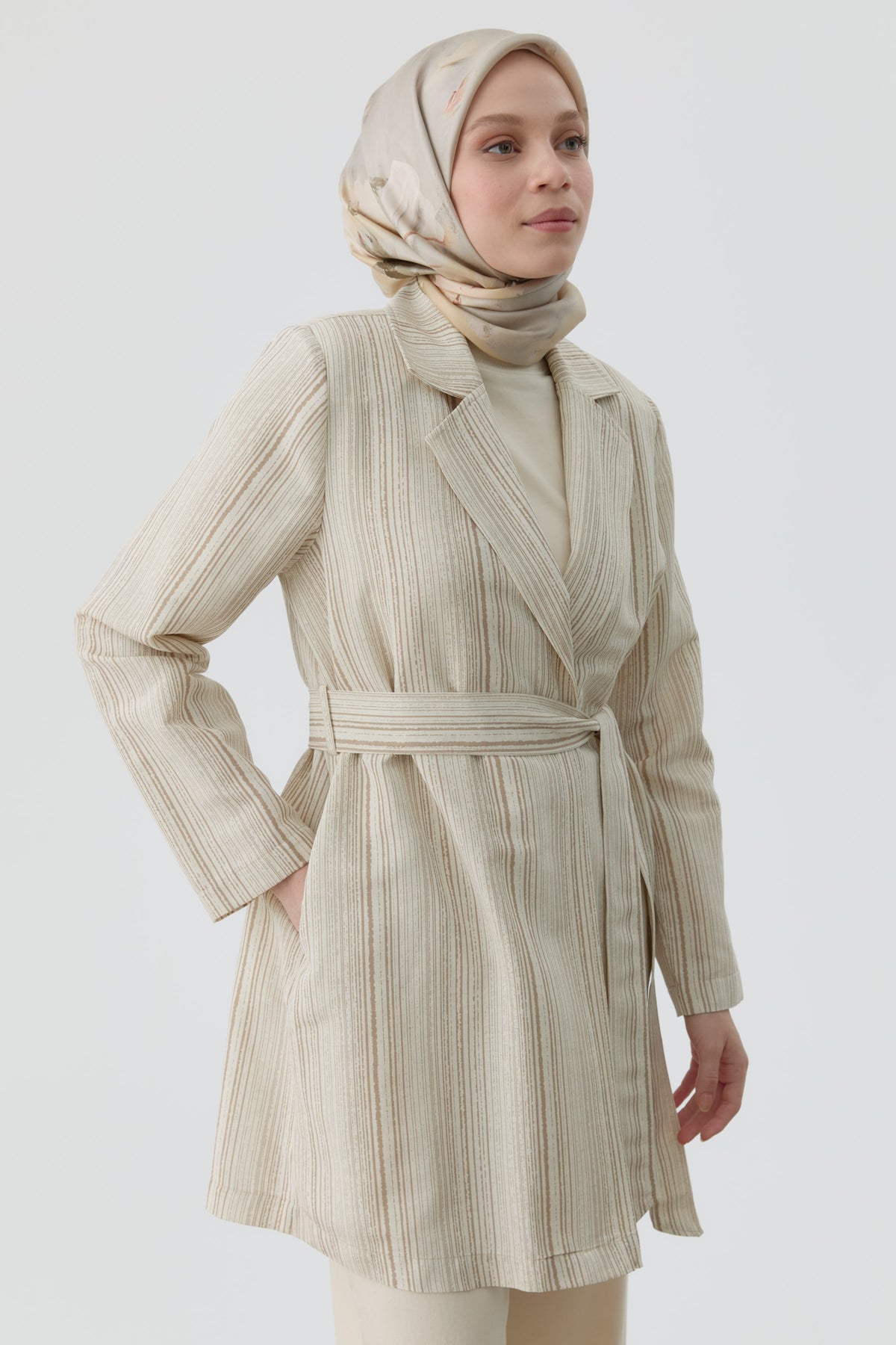 Kuşaklı Çizgili Blazer Ceket - Bej TUGBA