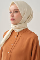Dalgalı Nida Naturel Eşarp - Krem TUGBA
