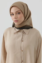 Nokta Çerçeveli İpek Eşarp - Vizon TUGBA