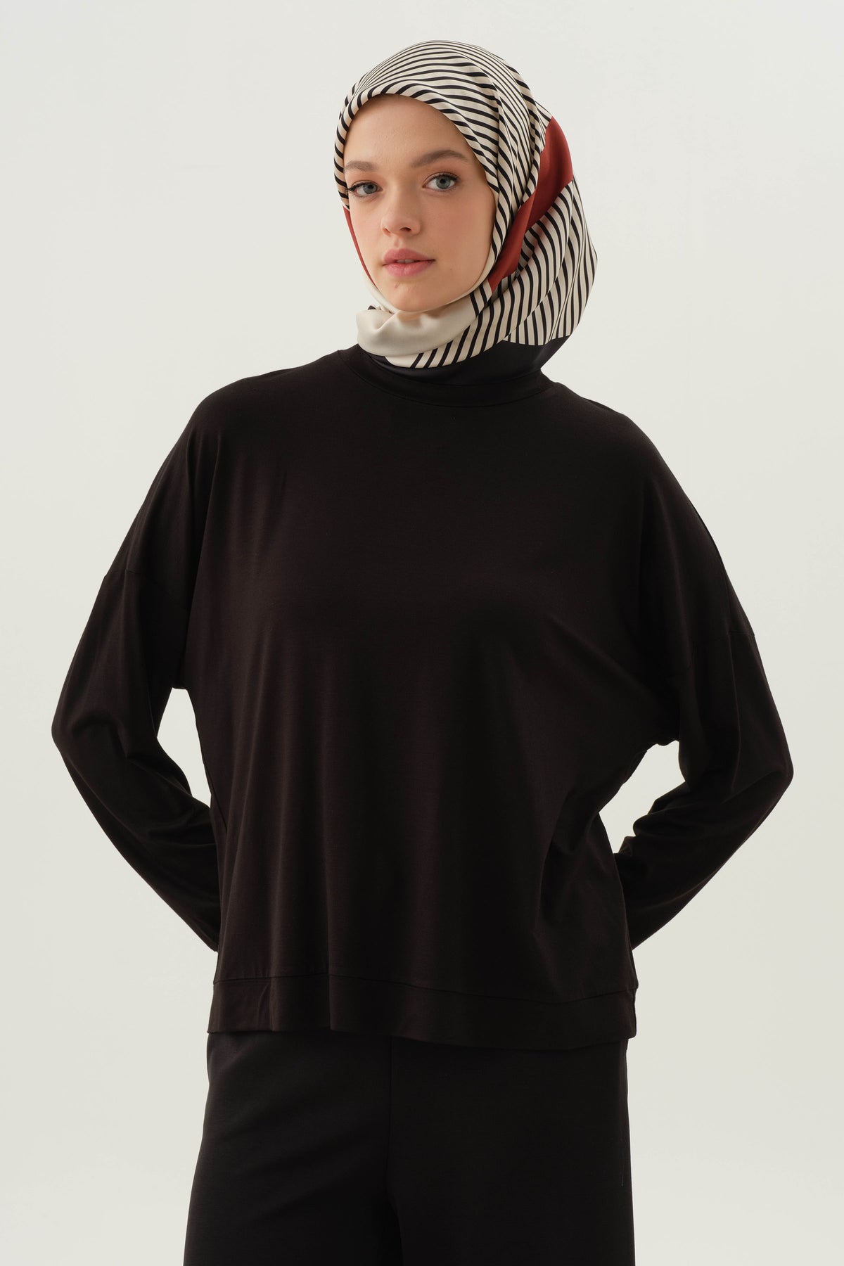 Önü Garnili Sweat - Siyah TUGBA