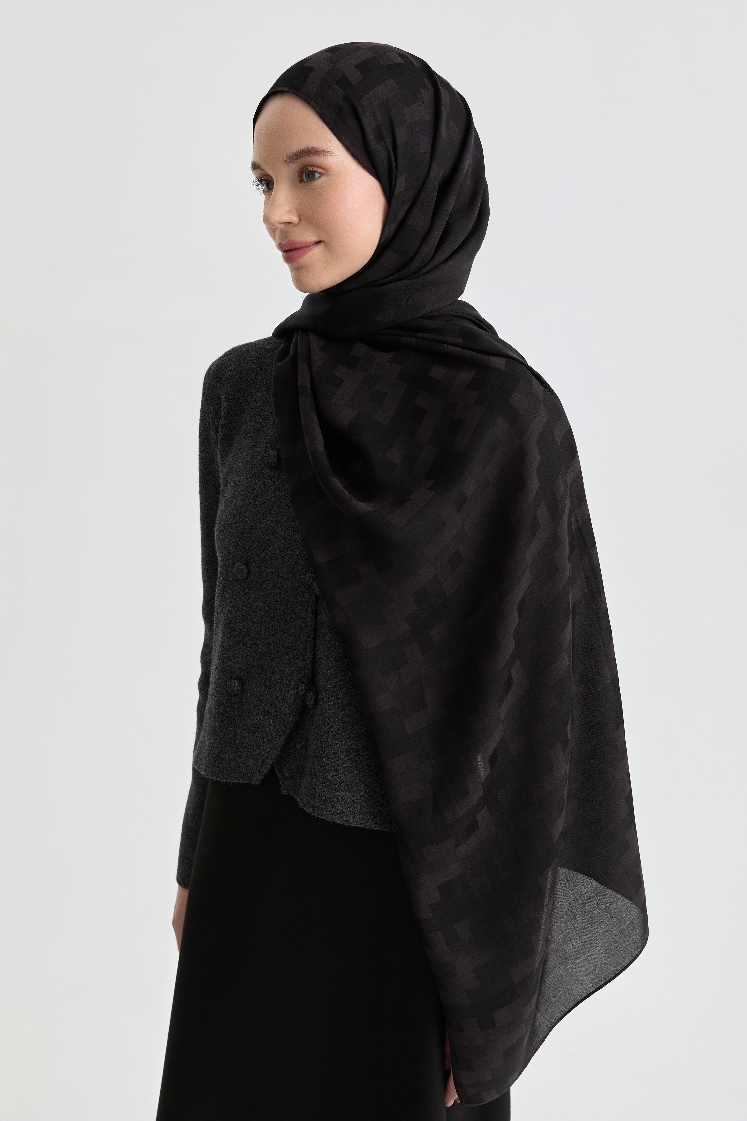 Serra Jakar Natural Şal - Siyah TUGBA