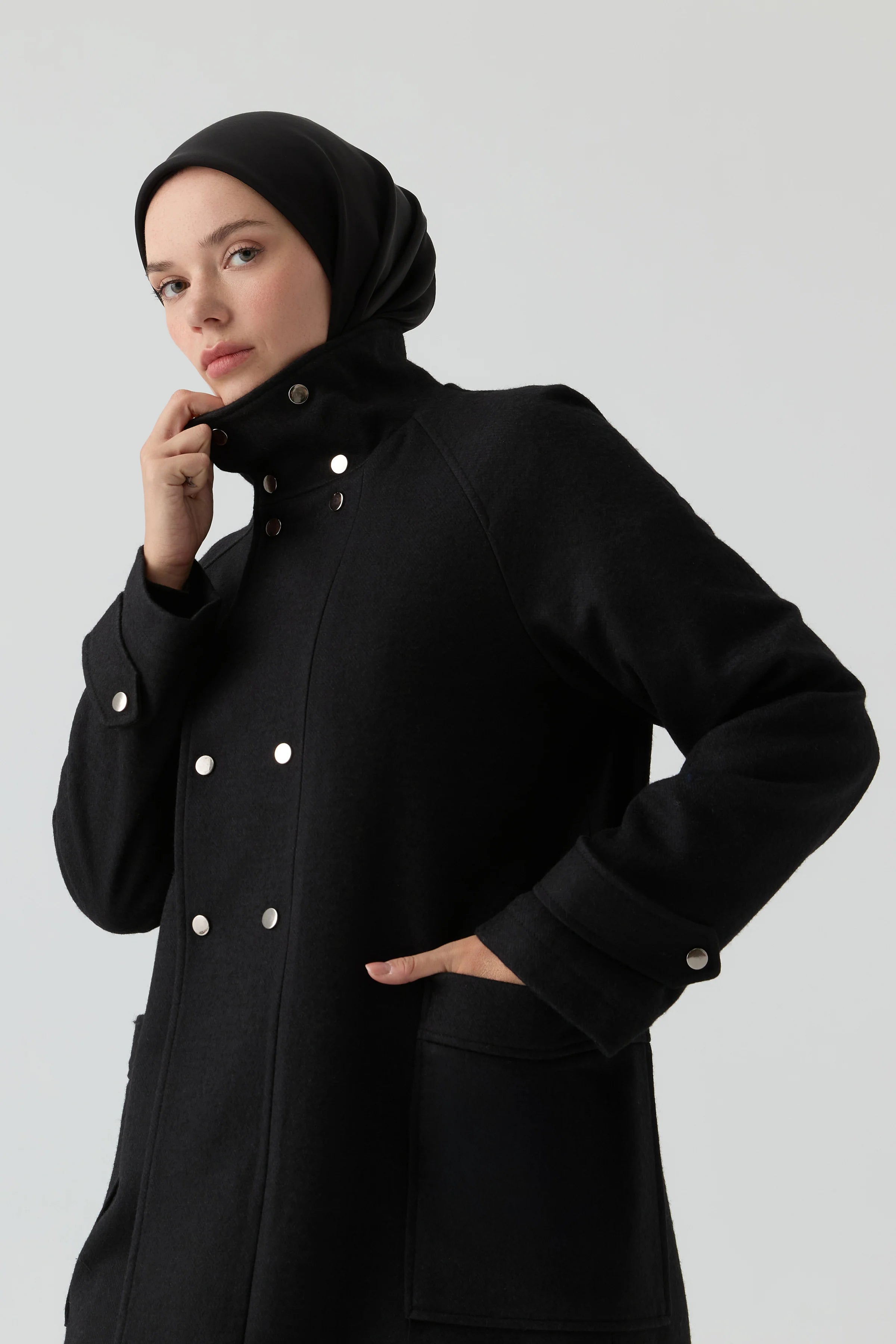 Ters Pat Kapamalı Keçe Manto - Siyah TUGBA